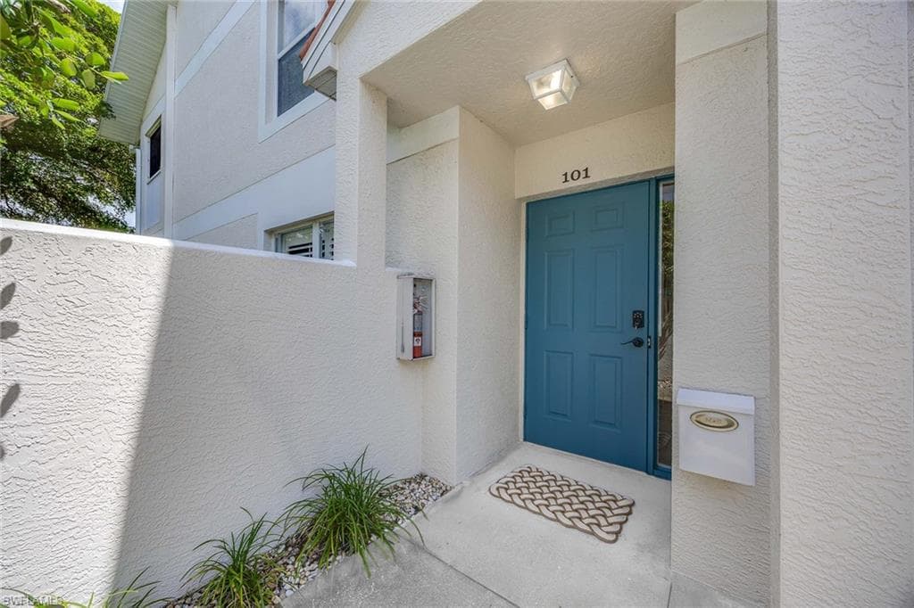 5040 Cedar Springs Dr 101, Naples, FL 34110-3