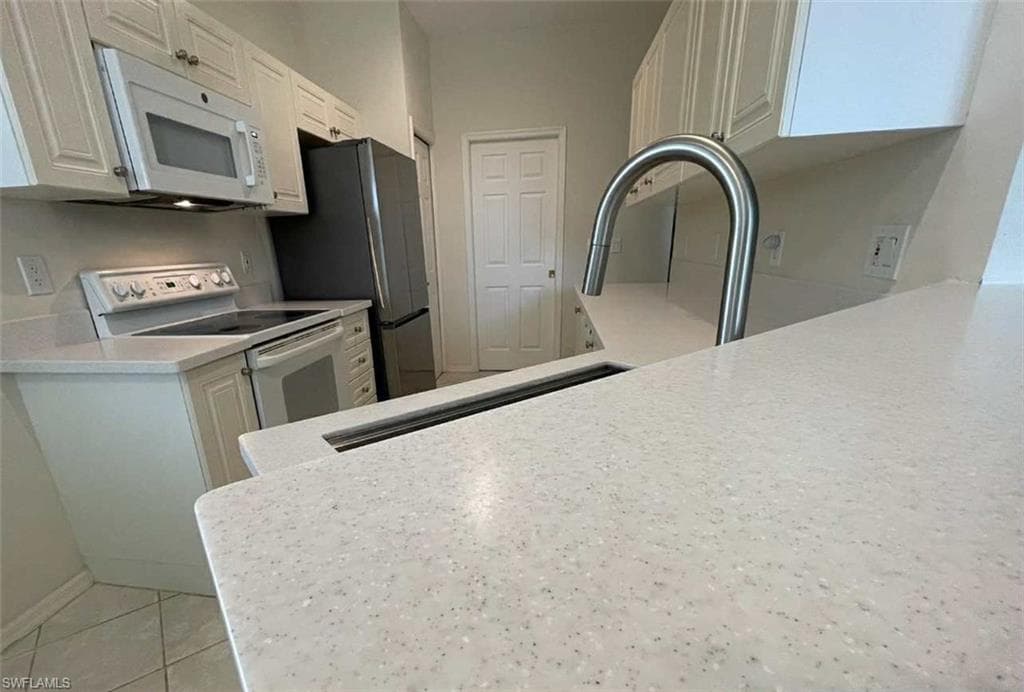 4690 Hawks Nest Way E-204, Naples, FL 34114-4