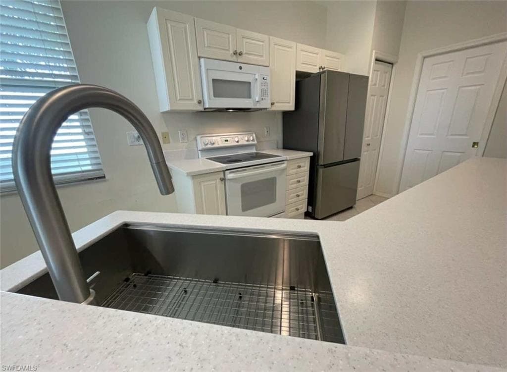 4690 Hawks Nest Way E-204, Naples, FL 34114-6