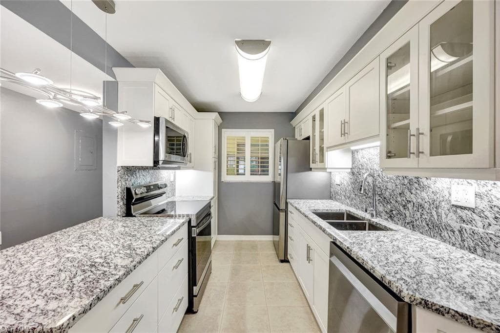 900 8th Ave S 104, Naples, FL 34102-8