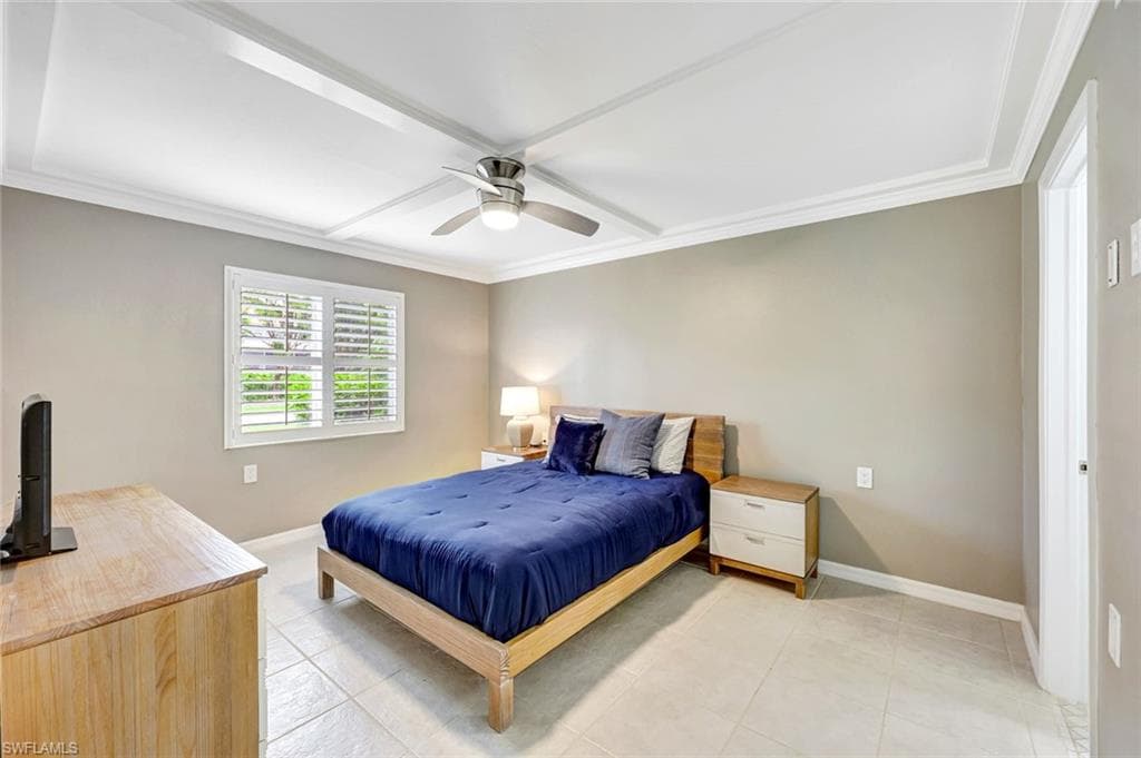 900 8th Ave S 104, Naples, FL 34102-11