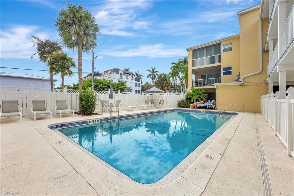 900 8th Ave S 104, Naples, FL 34102-17