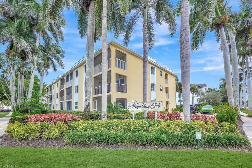 900 8th Ave S 104, Naples, FL 34102-18
