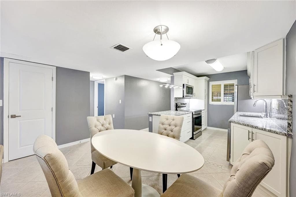 900 8th Ave S 104, Naples, FL 34102-6