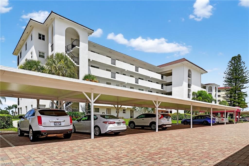 29 High Point Cir E 204, Naples, FL 34103-25