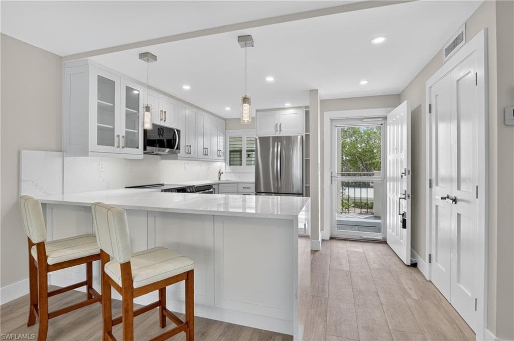 29 High Point Cir E 204, Naples, FL 34103-3