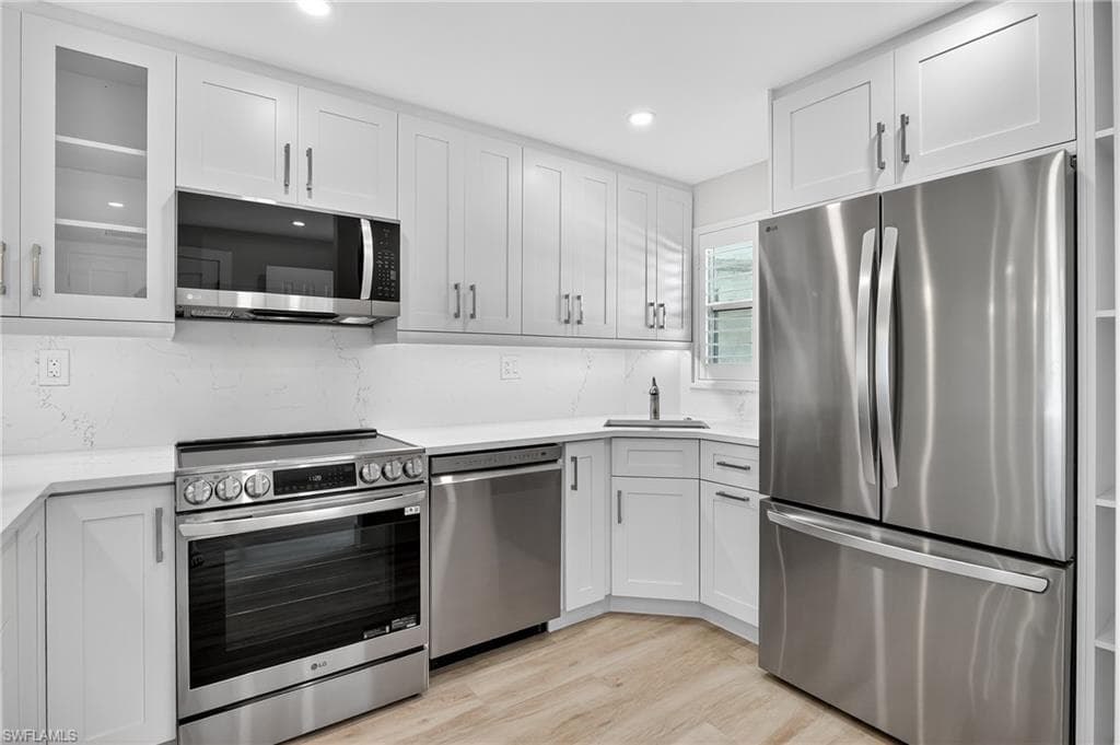 29 High Point Cir E 204, Naples, FL 34103-4