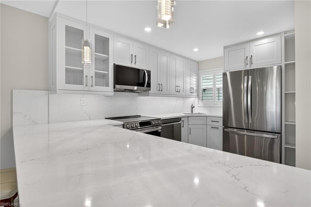 29 High Point Cir E 204, Naples, FL 34103-6