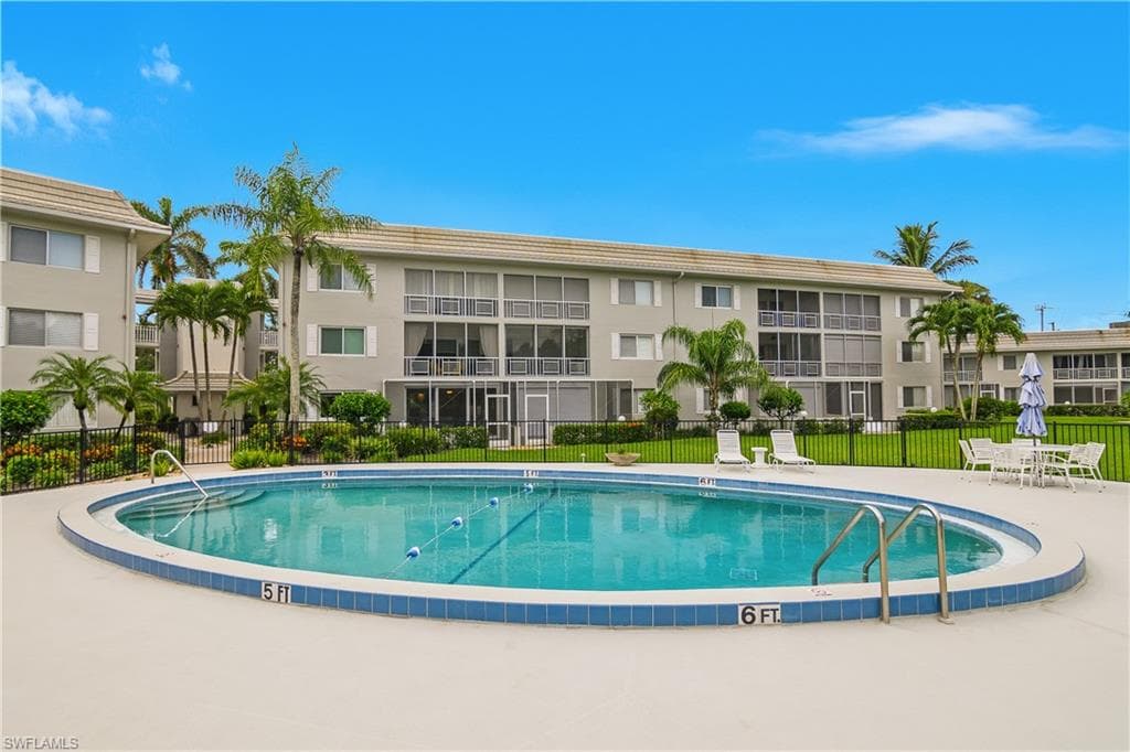 215 Cypress Way E C1, Naples, FL 34110-4