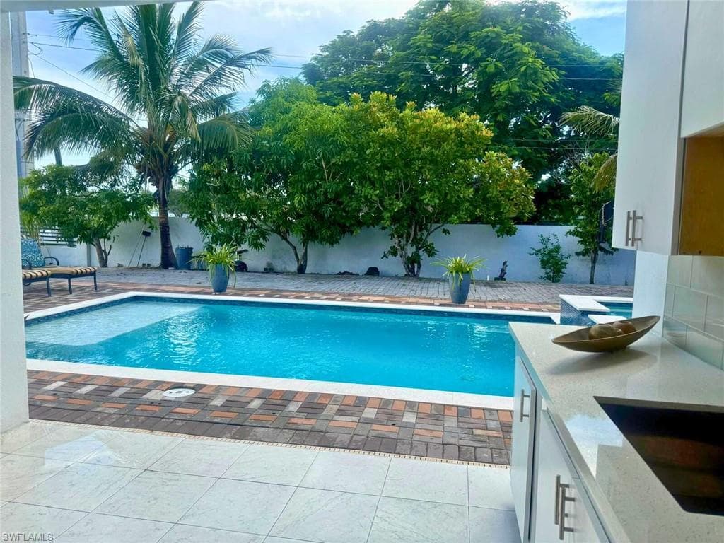 1806 41st St SW, Naples, FL 34116-11