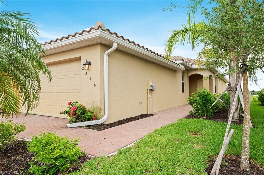 2616 Vine Ave, Naples, FL 34120-7
