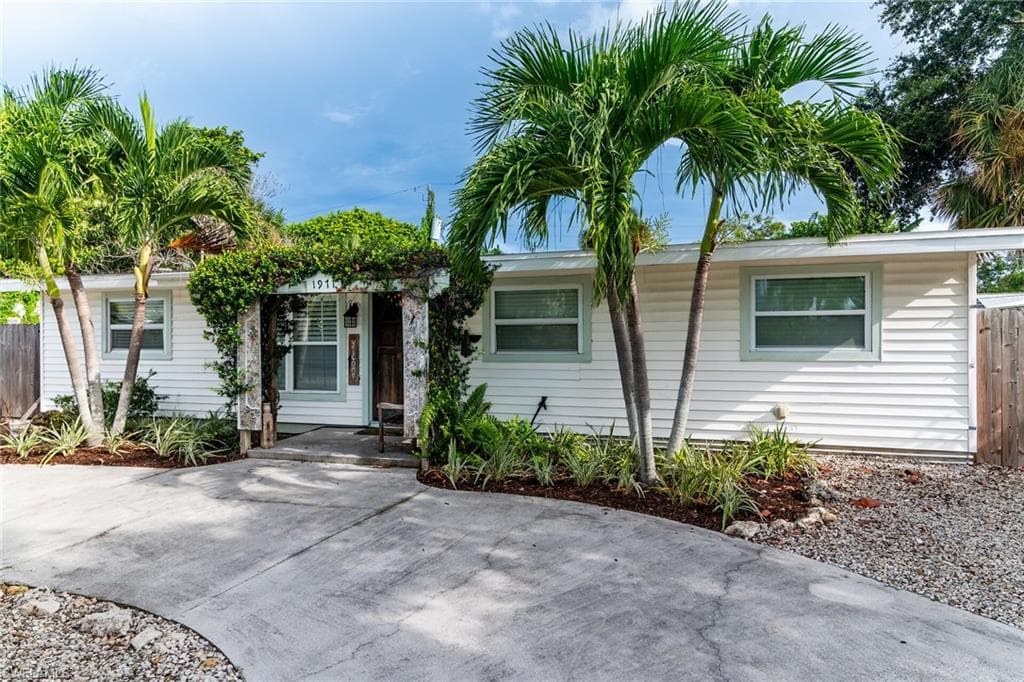 1971 Harbor Ln, Naples, FL 34104-1