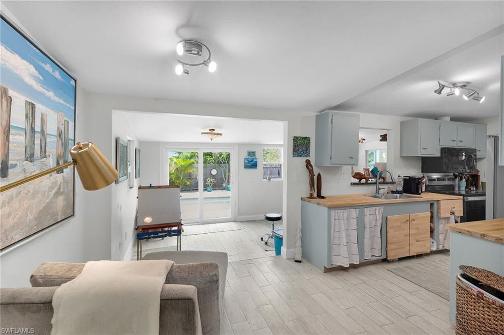 1971 Harbor Ln, Naples, FL 34104-4