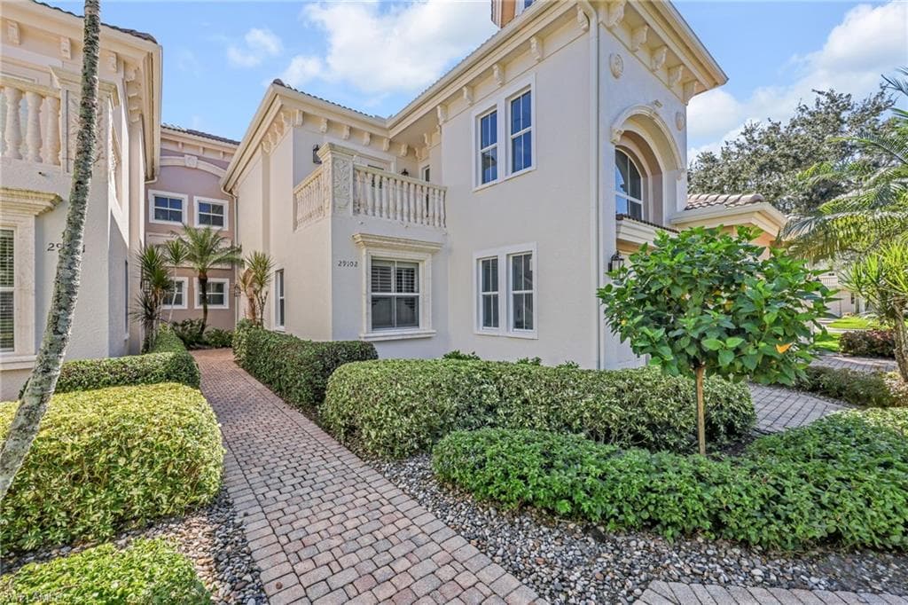 545 Avellino Isles Cir 102, Naples, FL 34119-1