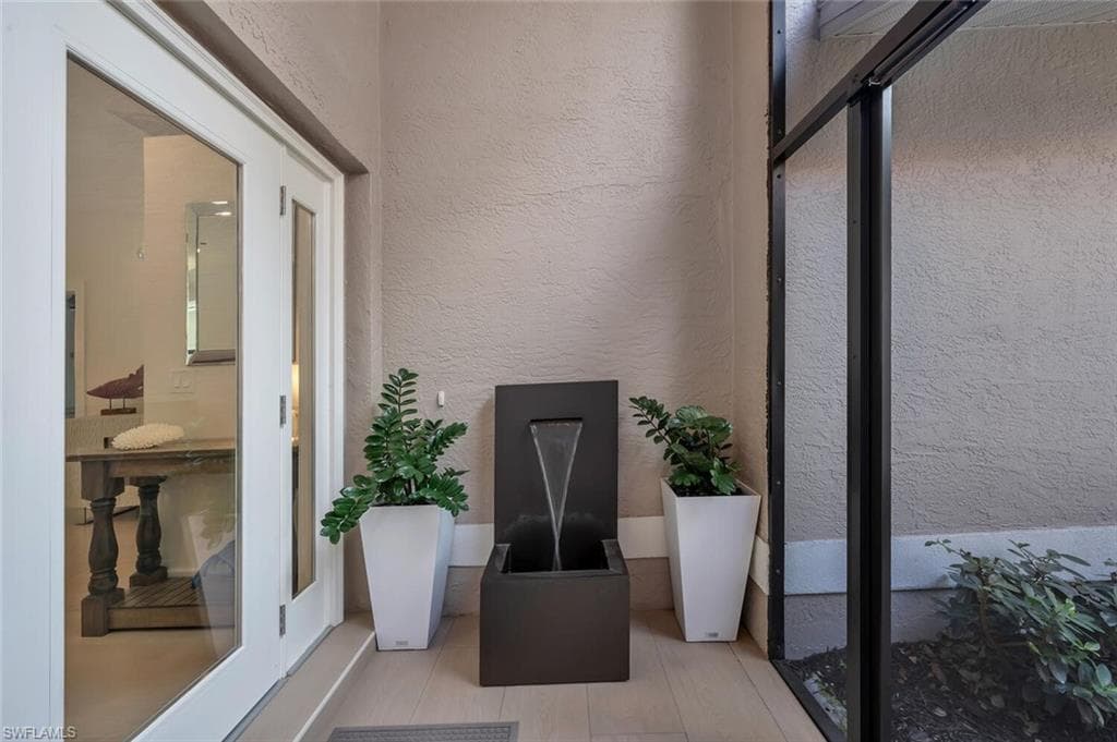 10862 Longshore Way W, Naples, FL 34119-8