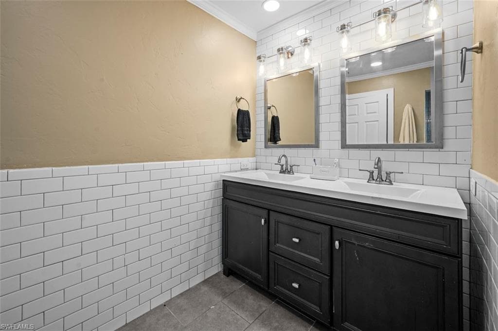 4302 Parrot Ave, Naples, FL 34104-24