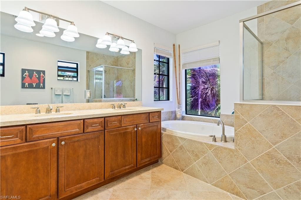 1252 Manado Dr, Naples, FL 34113-12