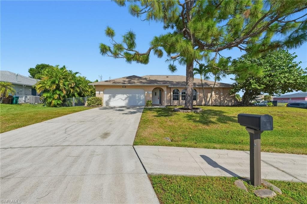 219 Trafalgar Pkwy, Cape Coral, FL 33991-1