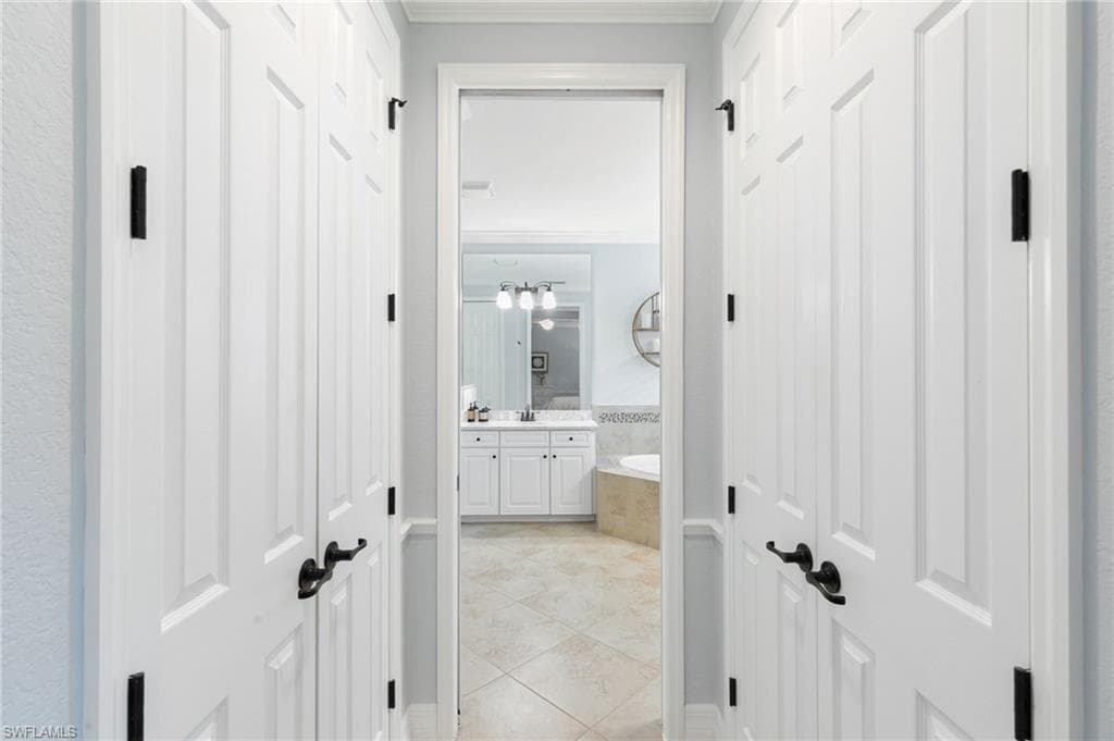 2862 Aviamar Cir, Naples, FL 34114-24