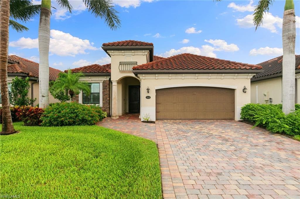2862 Aviamar Cir, Naples, FL 34114-1