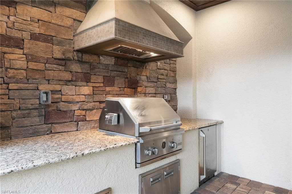 2862 Aviamar Cir, Naples, FL 34114-32