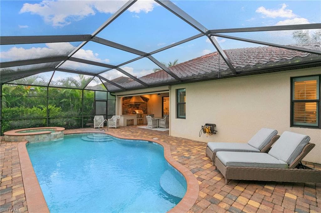 2862 Aviamar Cir, Naples, FL 34114-35