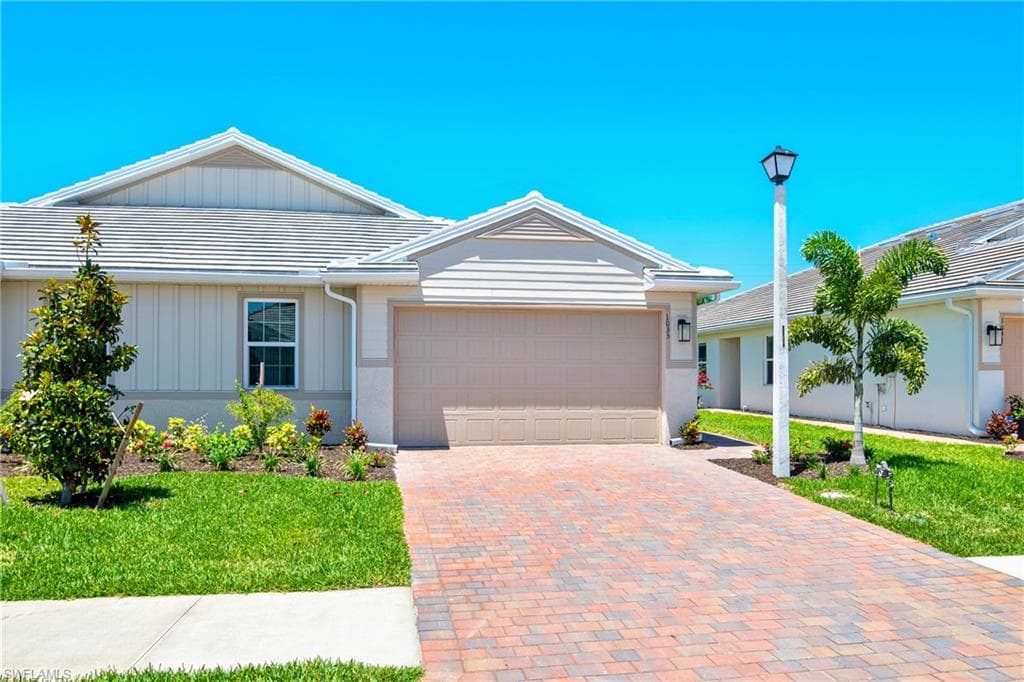 1033 Tranquil Brook Dr, Naples, FL 34114-1