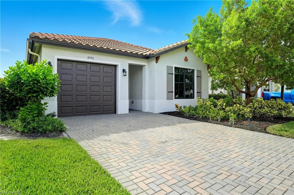 8992 Madrid Cir, Naples, FL 34104-1