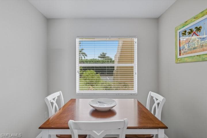 145 Robin Hood Cir 104, Naples, FL 34104-9