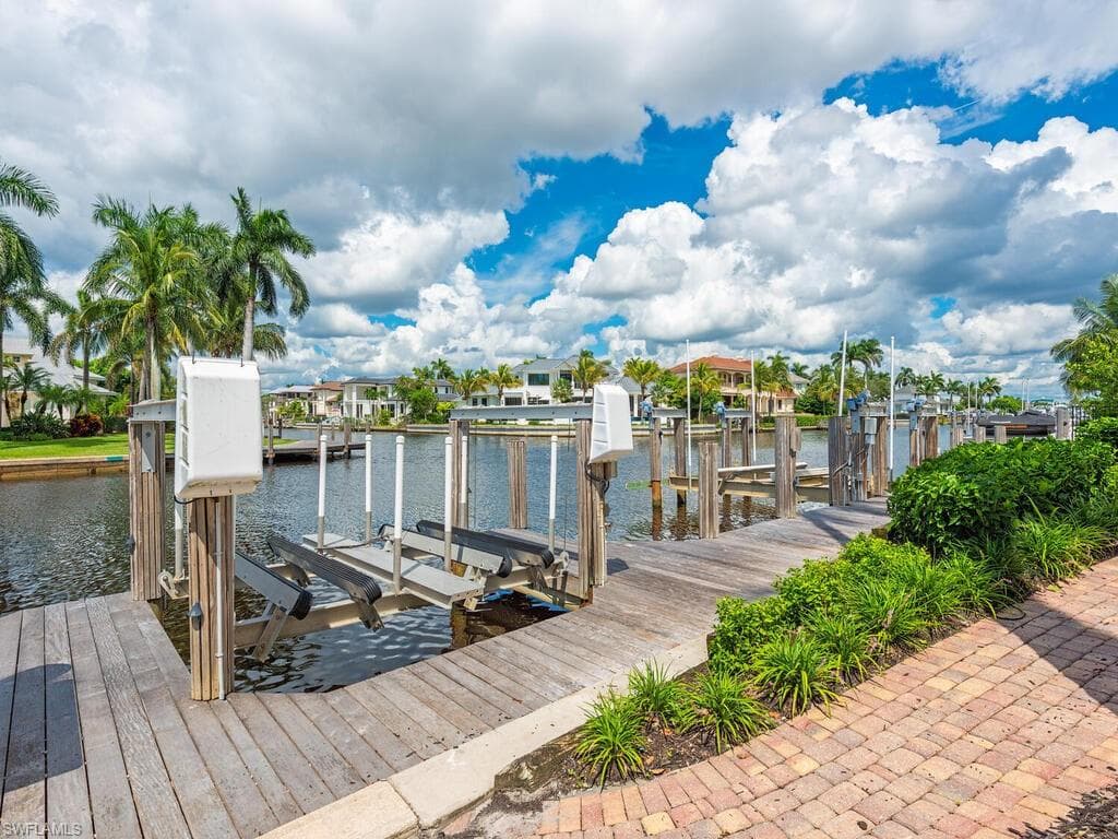 651 21st Ave S, Naples, FL 34102-37