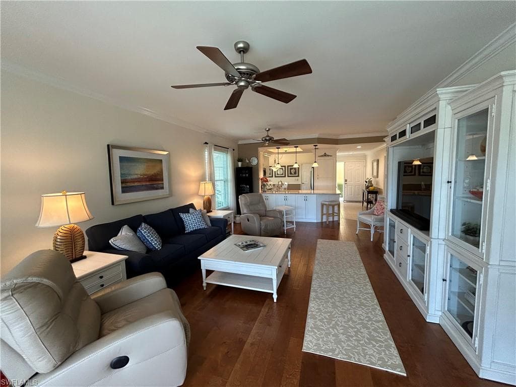 752 Wiggins Lake Dr 102, Naples, FL 34110-9