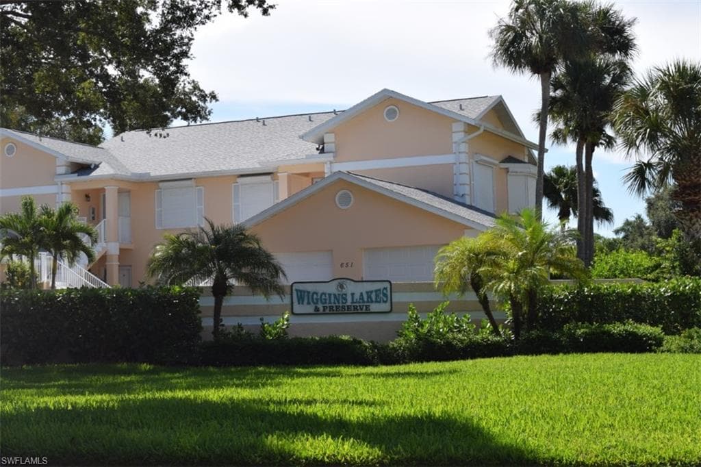 752 Wiggins Lake Dr 102, Naples, FL 34110-16