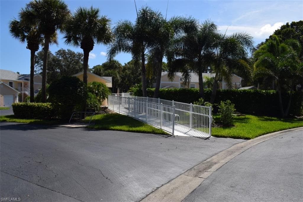 752 Wiggins Lake Dr 102, Naples, FL 34110-19