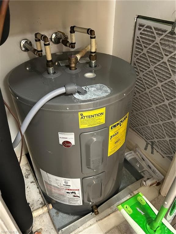 752 Wiggins Lake Dr 102, Naples, FL 34110-37