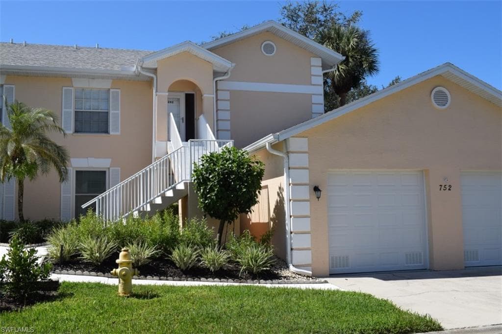 752 Wiggins Lake Dr 102, Naples, FL 34110-2