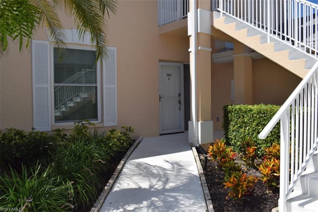 752 Wiggins Lake Dr 102, Naples, FL 34110-3