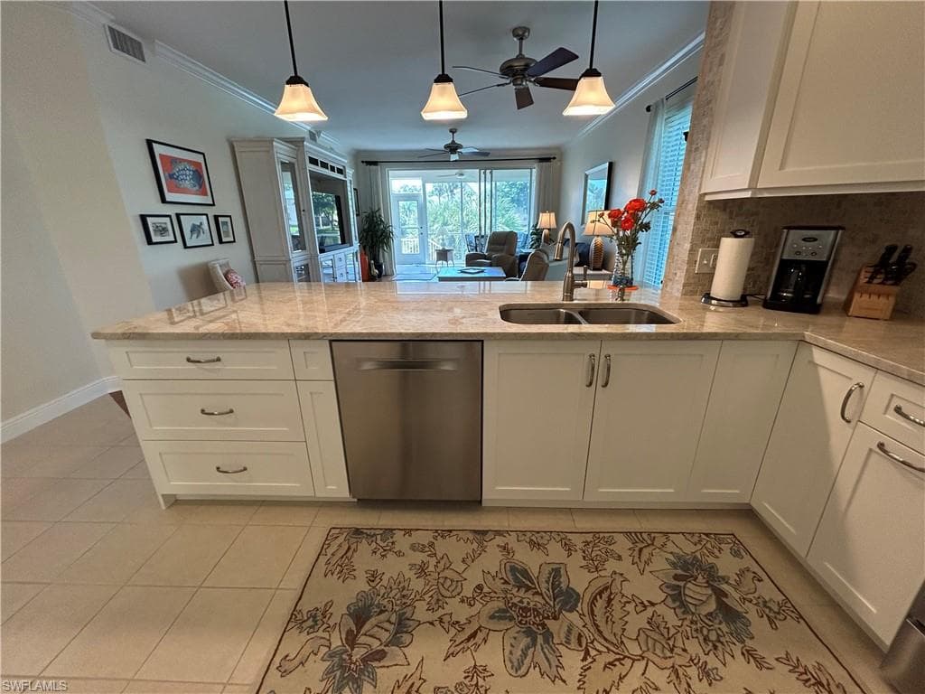 752 Wiggins Lake Dr 102, Naples, FL 34110-5