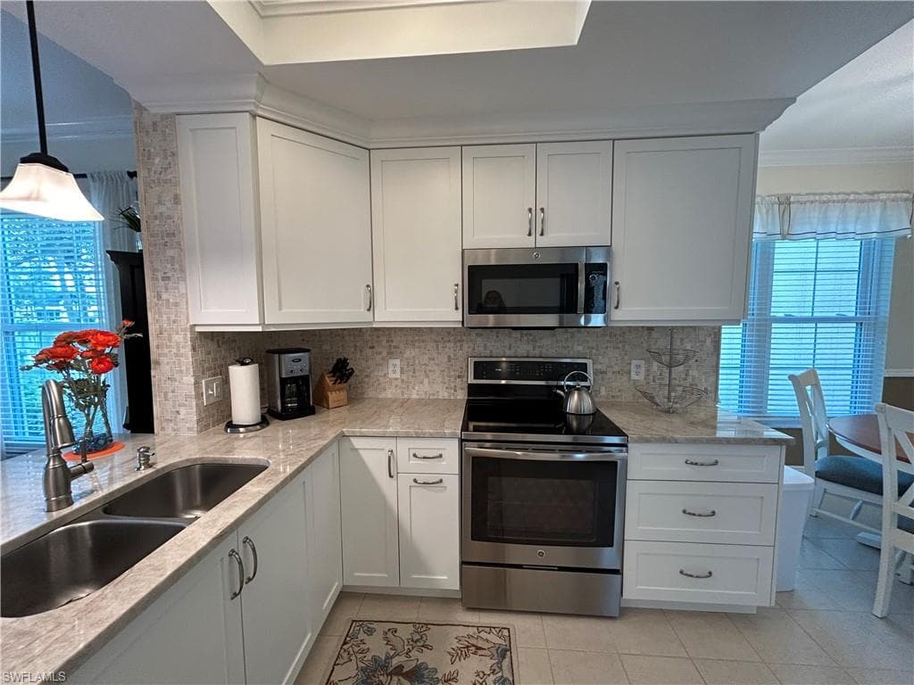 752 Wiggins Lake Dr 102, Naples, FL 34110-7