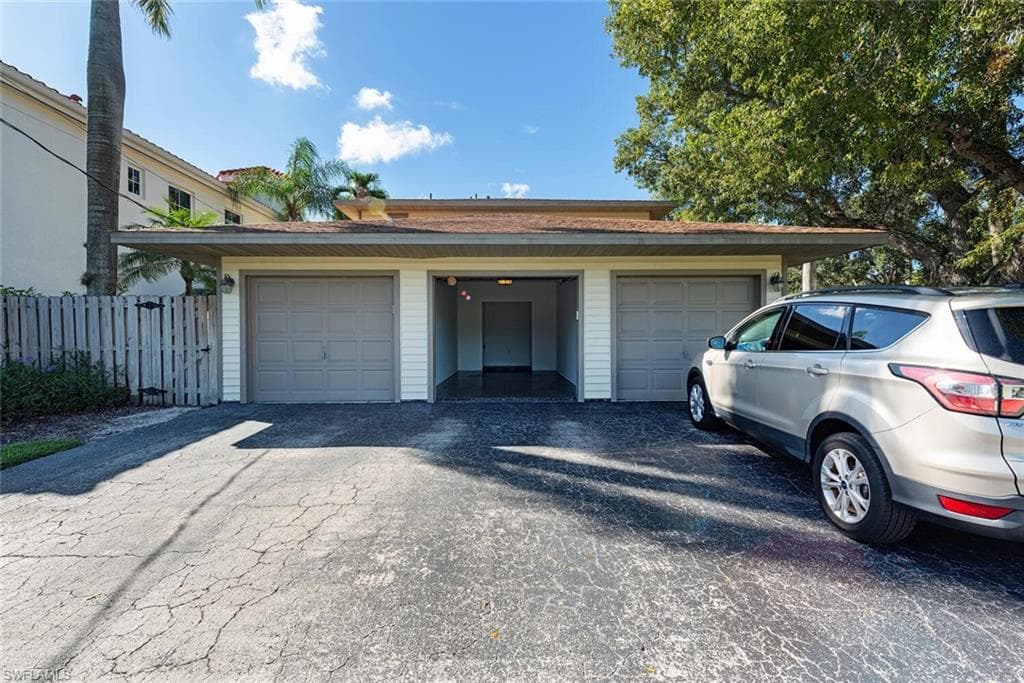 185 4th St S 2, Naples, FL 34102-5