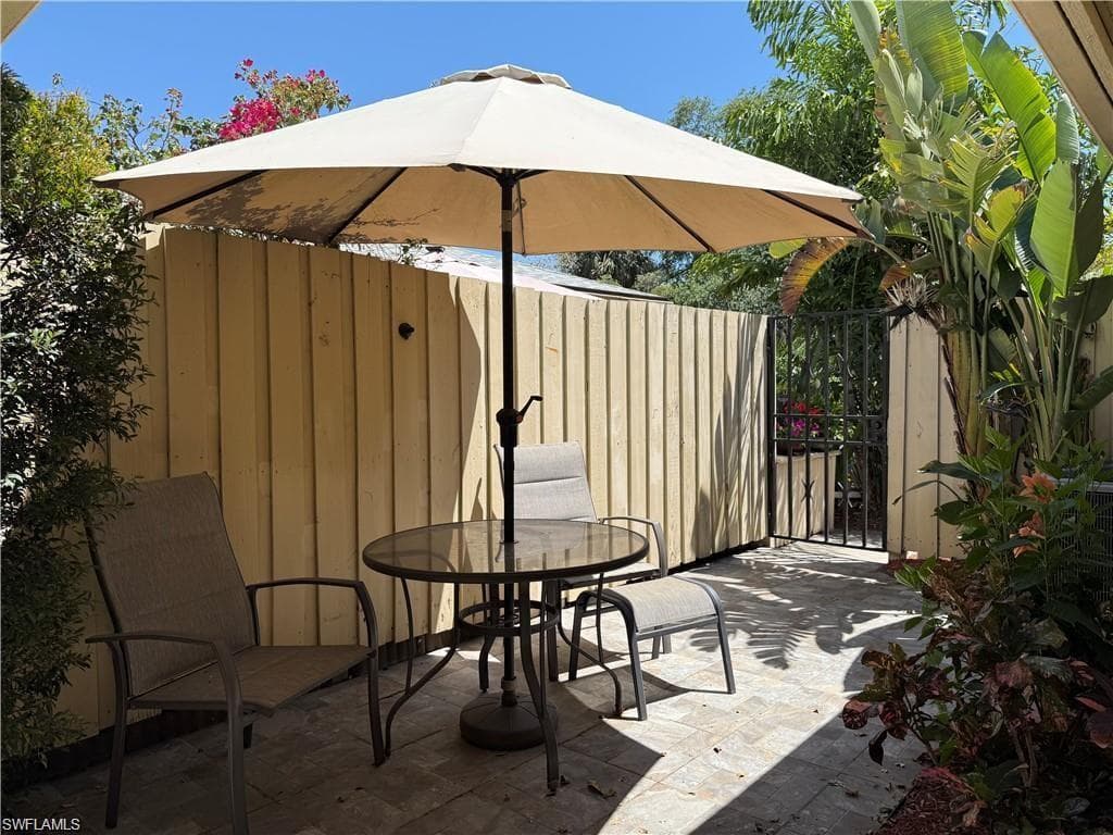 127 Forest Lakes Blvd 127, Naples, FL 34105-4