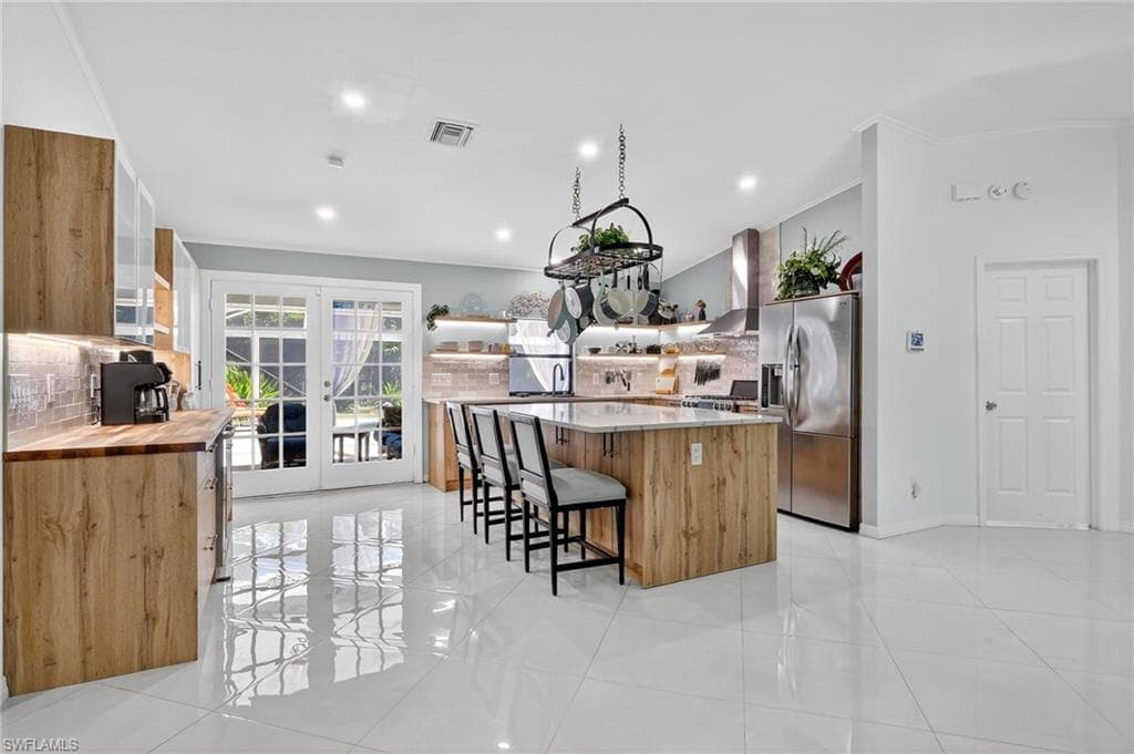 410 6th St NE, Naples, FL 34120-8