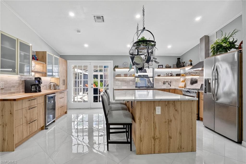 410 6th St NE, Naples, FL 34120-9