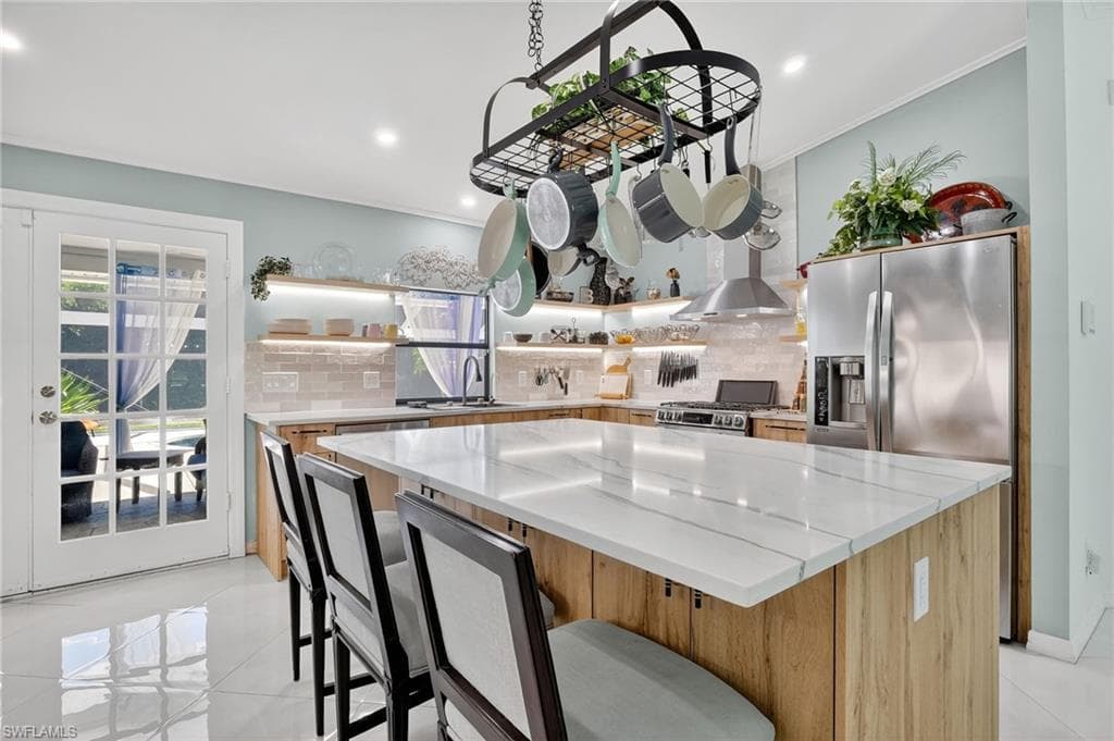 410 6th St NE, Naples, FL 34120-10