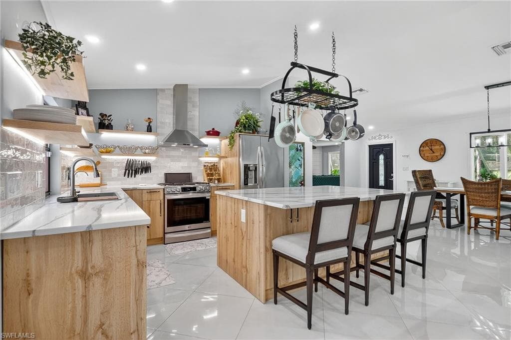 410 6th St NE, Naples, FL 34120-14