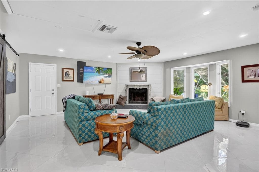 410 6th St NE, Naples, FL 34120-15