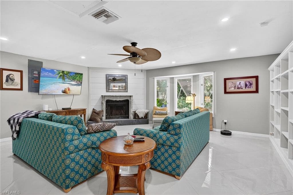 410 6th St NE, Naples, FL 34120-16