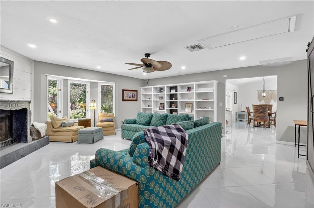 410 6th St NE, Naples, FL 34120-17