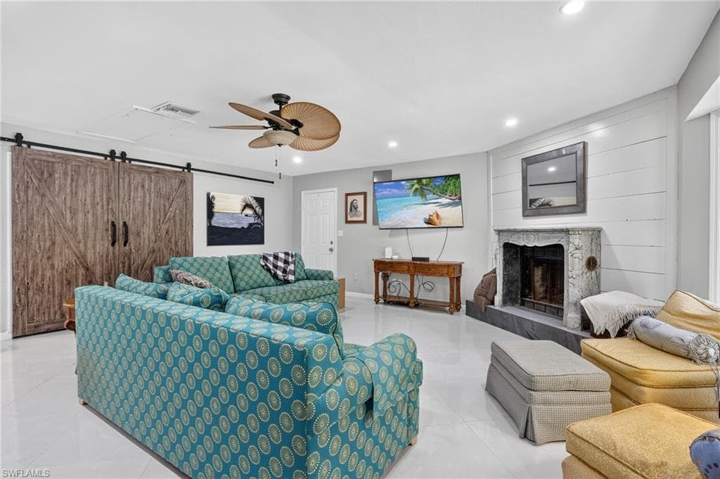 410 6th St NE, Naples, FL 34120-18