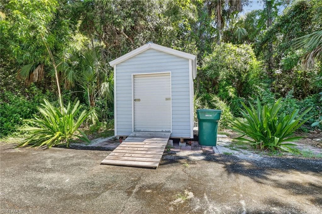 410 6th St NE, Naples, FL 34120-36