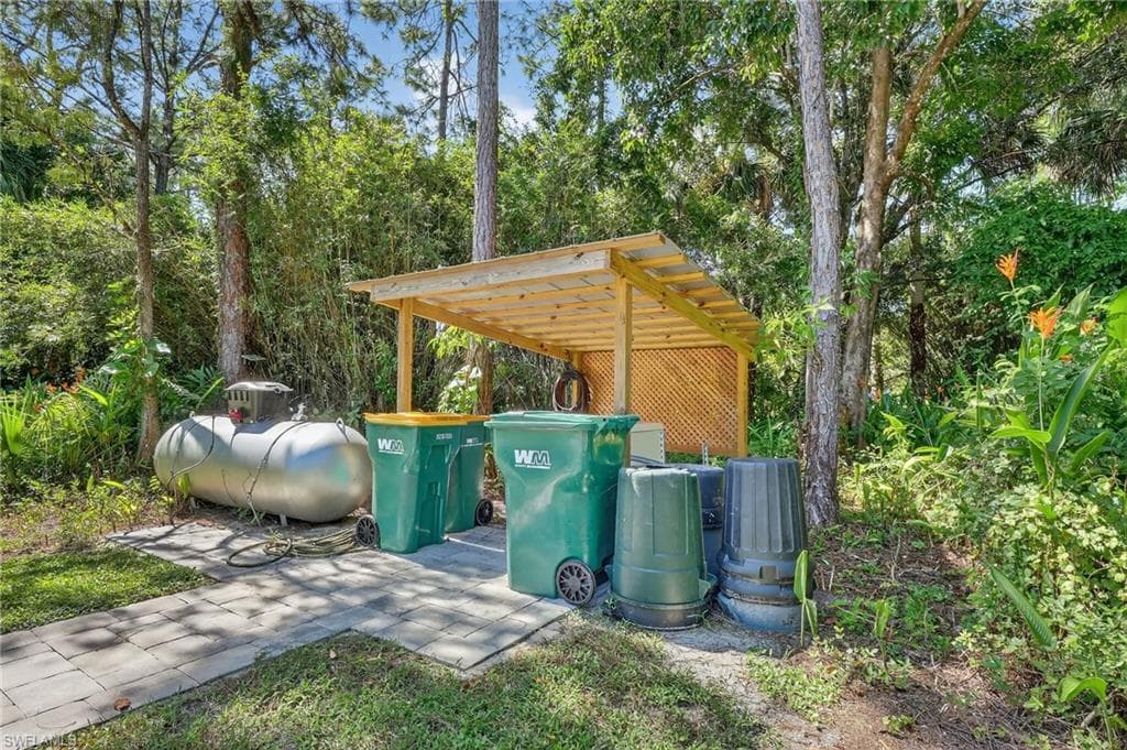 410 6th St NE, Naples, FL 34120-37